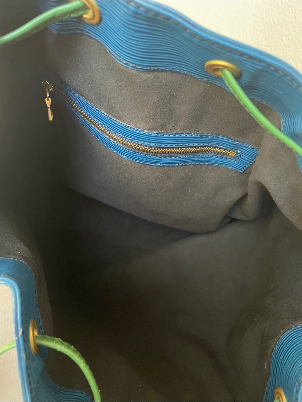 Louis Vuitton Blue and Green Epi Leather Drawstring Shoulder Bag - Picture 6 of 11